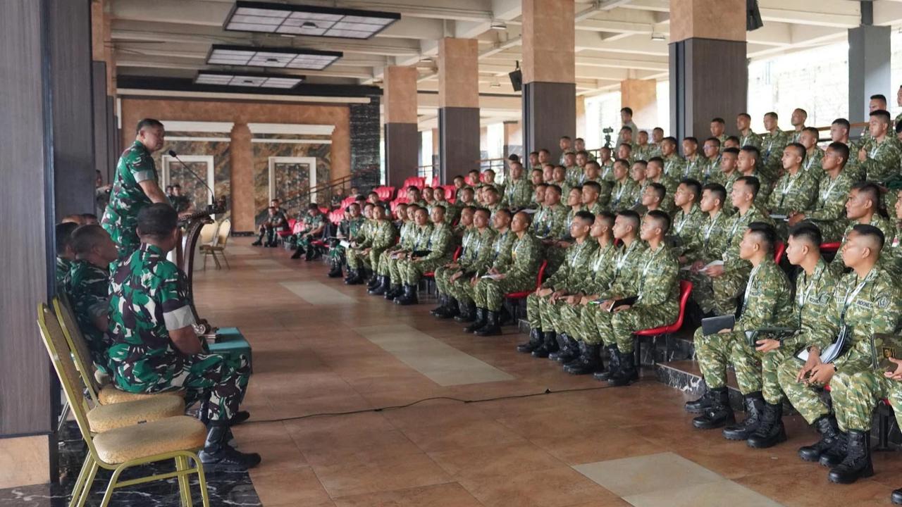 FOTO: Seratus Perwira TNI AD Siap Ikuti Pendidikan Kepemimpinan Infanteri di Pakistan