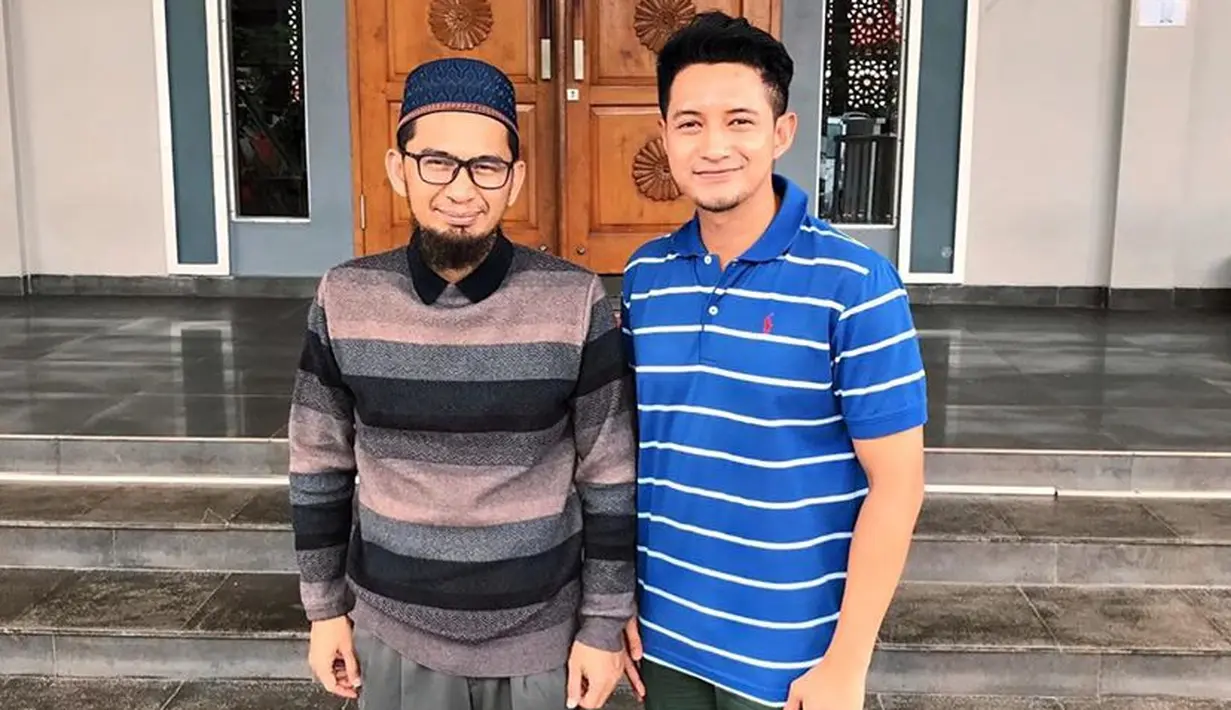 Aktor tampan yang satu ini selalu mencari ilmu Agama dari sederet ustaz. Dari ceramah yang didengarkannya, ada pengecualian tentang beribadah dalam keadaan pandemi virus corona seperti sekarang ini. (Instagram/chand_kelvin)
