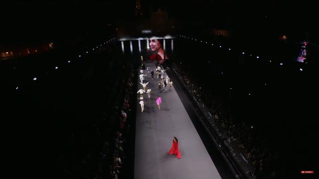 Ariel Tatum Debut di Paris Fashion Week