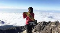 Unggahan foto Siti Nur Iesmawida Ismail saat mencapai puncak Gunung Rinjani (Facebook/Siti Nur Iesmawida Ismail)