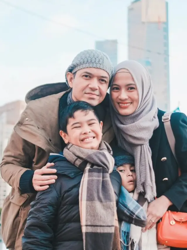Potret iseng si bungsu keluarga Alyssa Soebandono dan Dude Harlino (Instagram/@ichasoebandono dan Instagram/@dude2harlino)
