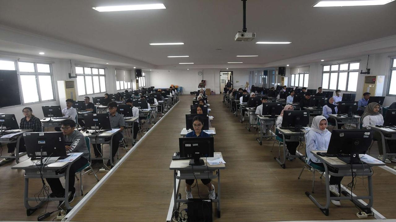Peserta mengikuti UTBK-SNBT di Kampus UPN Veteran