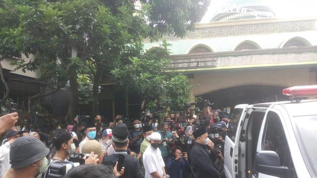 Jenazah Dorce Gamalama tetap disalatkan di dalam mobil karena protokol Covid-19 (Liputan6.com/ Sapto Purnomo)
