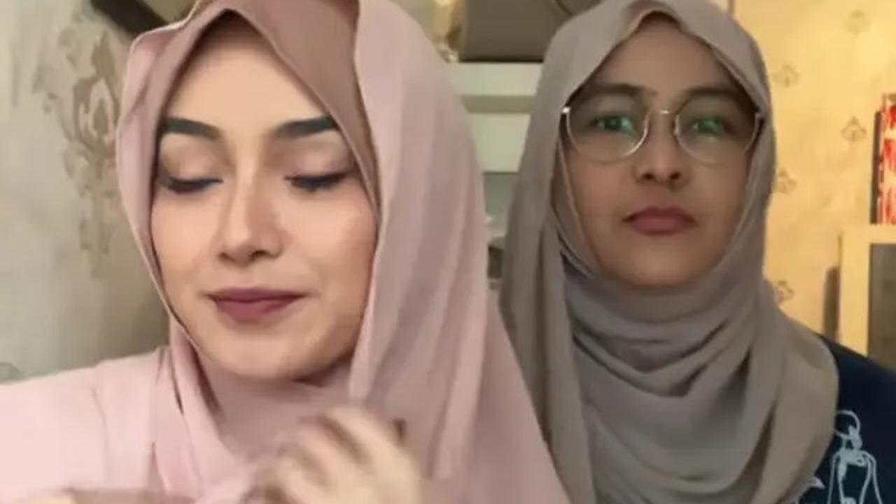 7 Potret Dara dan Mita Band Rock The Virgin Berhijab, Tampil Kalem