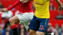Penyerang Arsenal, Oliver Giroud (kanan) berusaha melewati gelandang Marouane Fellaini saat Laga Liga Premier Inggris di Stadion Old Trafford, Minggu (17/5/2015). Manchester United bermain imbang 1-1 atas Arsenal. (Reuters/Jason Cairnduff)
