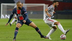 Bek Paris Saint Germain (PSG), Layvin Kurzawa dan gelandang Manchester United (MU), Bruno Fernandes berebut bola pada matchday pertama Liga Champions Grup H di Parc des Princes, Rabu (21/10/2020) dini hari WIB. MU berhasil mempermalukan tuan rumah PSG 2-1. (AP Photo/Michel Euler)