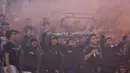 Suporter Persita Tangerang merayakan keberhasilan Pendekar Cisadane selamat dari degradasi Liga 1 2024 di Stadion Indomilk Arena, Tangerang, Selasa (30/4/2024). (Bola.com/M Iqbal Ichsan)