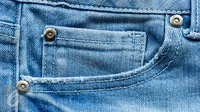 Lihat, Celana Jeans dengan Potongan Nyeleneh Ini Dibanderol Jutaan Rupiah