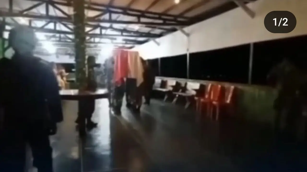 Viral di media sosial Makodim 1703/Deiyai diserang Organisasi Papua Merdeka (OPM) saat membawa jenazah Danramil 1703 - 04 Aradide Letda Inf Oktovianus Sogalray.