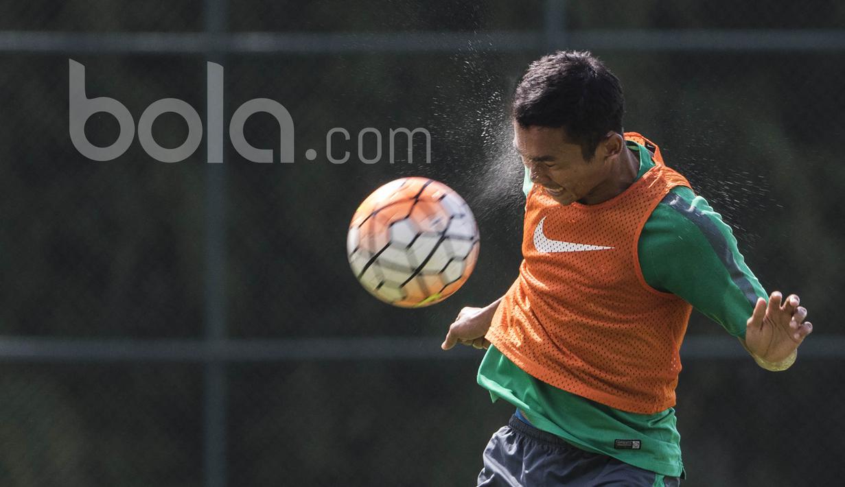 Pemain Timnas Indonesia U-22, Ricky Fajrin, berusaha menyundul bola saat latihan. Laga persahabatan melawan Persija menjadi uji coba terakhir Timnas U-22 sebelum bertolak ke Spanyol. (Bola.com/Vitalis Yogi Trisna)