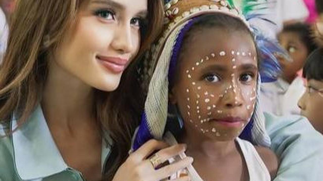 Potret Cinta Laura Kunjungi Sekolah di Papua, Banjir Pujian!