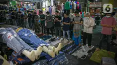 Umat muslim melaksanakan sholat Jumat pertama Ramadhan di Pasar Tanah Abang, Jakarta Pusat, Jumat, (16/4/2021). Fasilitas tempat ibadah yang tidak sebanding dengan jumlah pengunjung menyebabkan jemaah terpaksa melaksanakan ibadah sholat Jumat di selasar pertokoan. (Liputan6.com/Faizal Fanani)