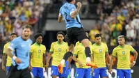 Ekspresi kecewa sejumlah pemain Brasil setelah kalah dari Uruguay pada babak perempat final Copa America 2024 di Allegiant Stadium, Las Vegas, Nevada, Minggu (07/07/2024) WIB. (AP Photo/Julio Cortez)