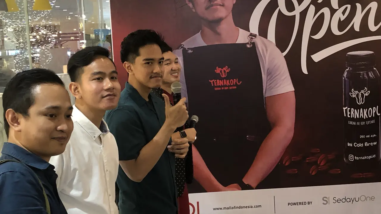 Gibran Rakabuming Raka menemani Kaesang Pangarep yang membuka gerai kopinya yang baru di Jakarta Utara