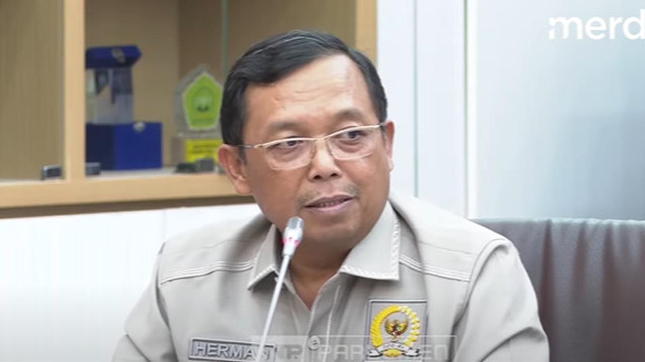 Viral Amplop Cokelat Diterima Anggota DPR Berbatik Kuning saat Rapat Soal Korupsi Pertamina, Terungkap Fakta Sebenarnya