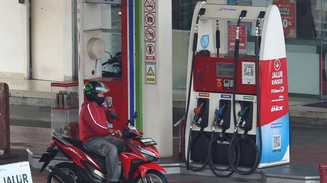 Pengumuman disampaikan oleh VP Corporate Communication PT Pertamina, Fadjar Djoko Santoso, yang menjelaskan bahwa saat ini pihaknya tengah melakukan pendalaman dan pencarian terhadap bahan campuran yang bakal digunakan untuk menghasilkan BBM dengan spesif