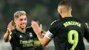 Pemain Real Madrid Federico Valverde (kiri) merayakan dengan rekan setimnya Karim Benzema usai mencetak gol ke gawang Elche pada pertandingan sepak bola La Liga Spanyol di Stadion Martinez Valero, Elche, Spanyol, 19 Oktober 2022. Real Madrid mengalahkan Elche dengan skor 3-0. (AP Photo/Alberto Saiz)