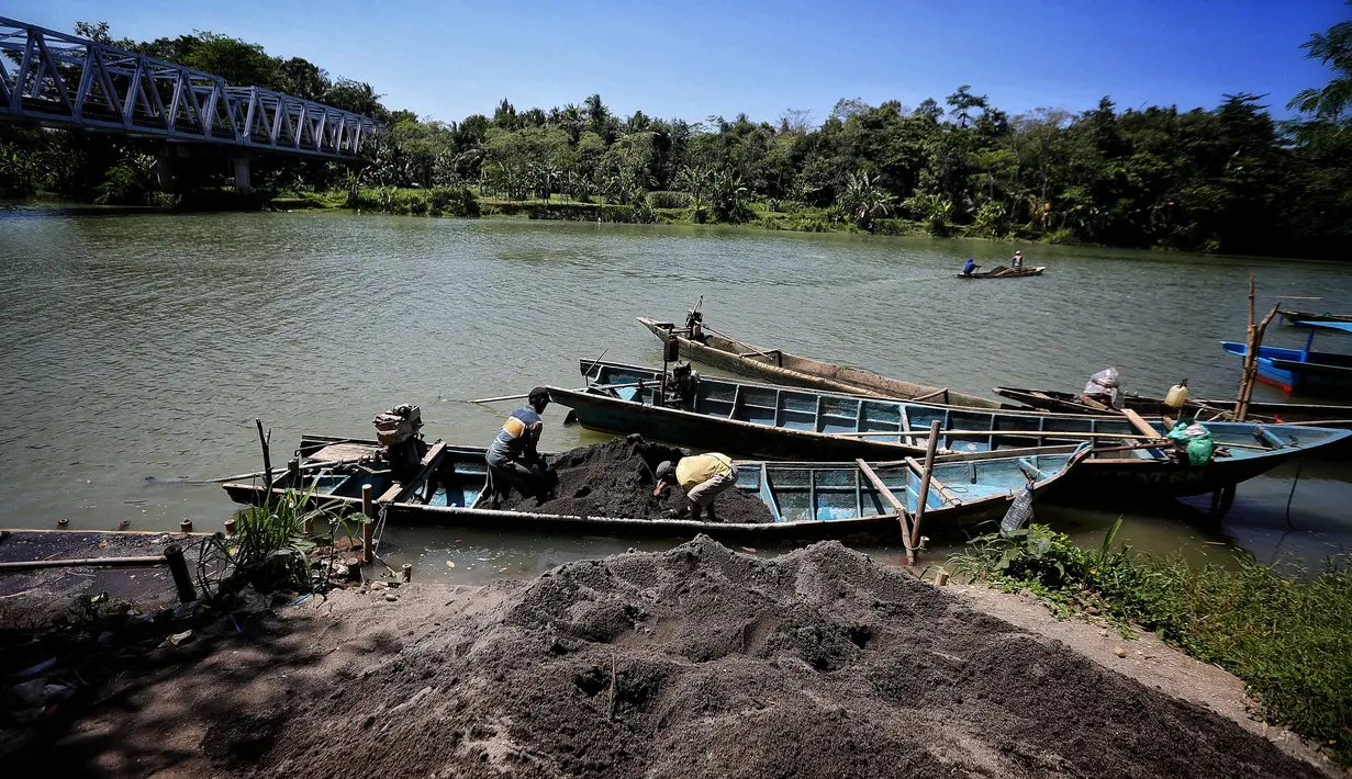 Penambang membongkar muatan pasir dari perahu ke pinggir Sungai Luk Ulo, Kabupaten Kebumen, Jawa Tengah, Sabtu (05/5). Aktivitas menambang pasir secara tradisional telah berjalan belasan tahun. (Liputan6.com/Fery Pradolo)