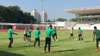 Timnas Indonesia tetap berlatih dengan suasana ceria di Stadion Madya, Senayan, Kamis (22/11/2018), meski sudah dipastikan tidak lolos ke semifinal Piala AFF 2018. (Bola.com/Benediktus Gerendo Pradigdo)