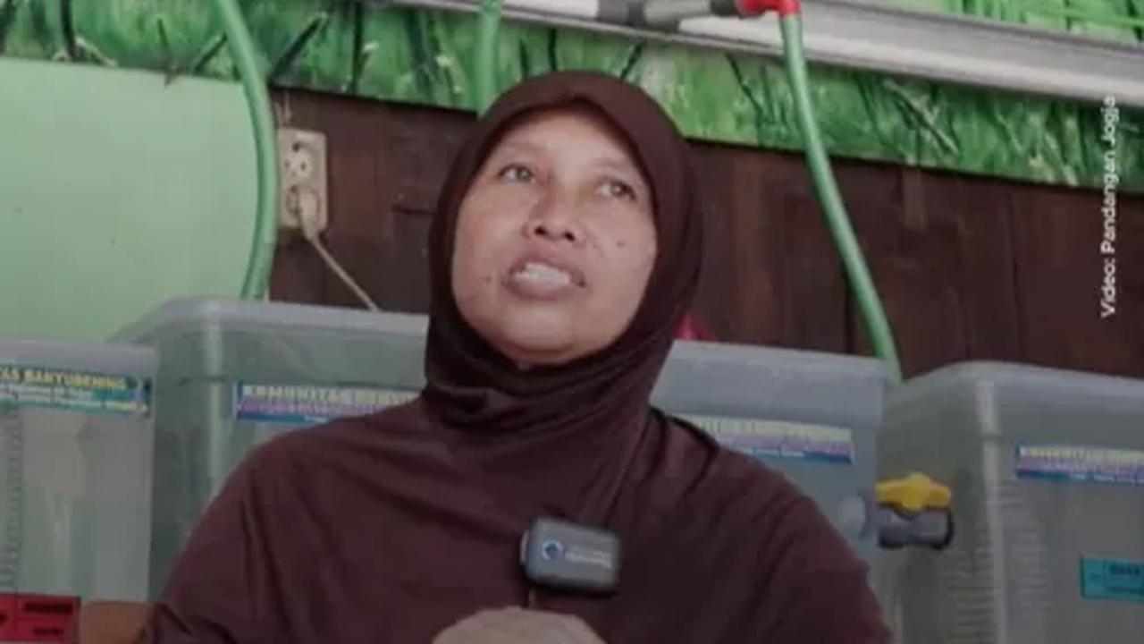 “Alhamdulillah kami minum air hujan sejak tahun 2012 kondisi kami baik-baik saja. Kesehatan terjaga, fit,” ucap Bu Ning.