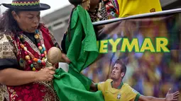 Sebuah poster Neymar dipajang dan diberi ritual khusus. Dengan ritual ini, mereka percaya, Neymar akan bersinar di Piala Dunia 2014, Peru, Selasa (10/06/2014) (AFP PHOTO/ERNESTO Benavides)