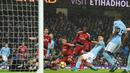 Aksi penyerang Manchester City, Sergio Aguero (2kanan) saat mencetak gol ke gawang Watford pada lanjutan Premier League di Etihad stadium, Manchester, (2/1/2018).  City menang 3-1. (AFP/ Oli Scarff)