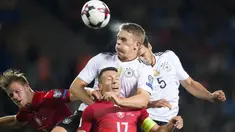 Pemain Jerman, Matthias Ginter (tengah) menyundul bola melewati jangkauan pemain Ceska pada laga Grup C kualifikasi Piala Dunia 2018 di Plzen, Republik Ceska (1/9/2017). Jerman menang 2-1. (AFP/Robert Michael)