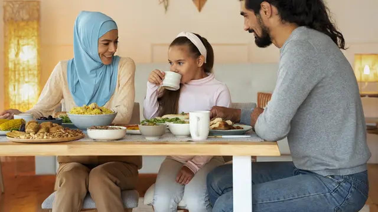 Bukan Cuma Minum Air, Begini Cara Mencegah Dehidrasi Berat Selama Puasa