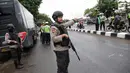 Anggota Brimob bersenjata lengkap mengawal Operasi Zebra Jaya di jalan Letjen Suprapto, Jakarta, Selasa (7/11). Direktorat Lalu Lintas (Ditlantas) Polda Metro Jaya telah menggelar Operasi Zebra Jaya selama 6 enam hari. (Liputan6.com/Faizal Fanani)