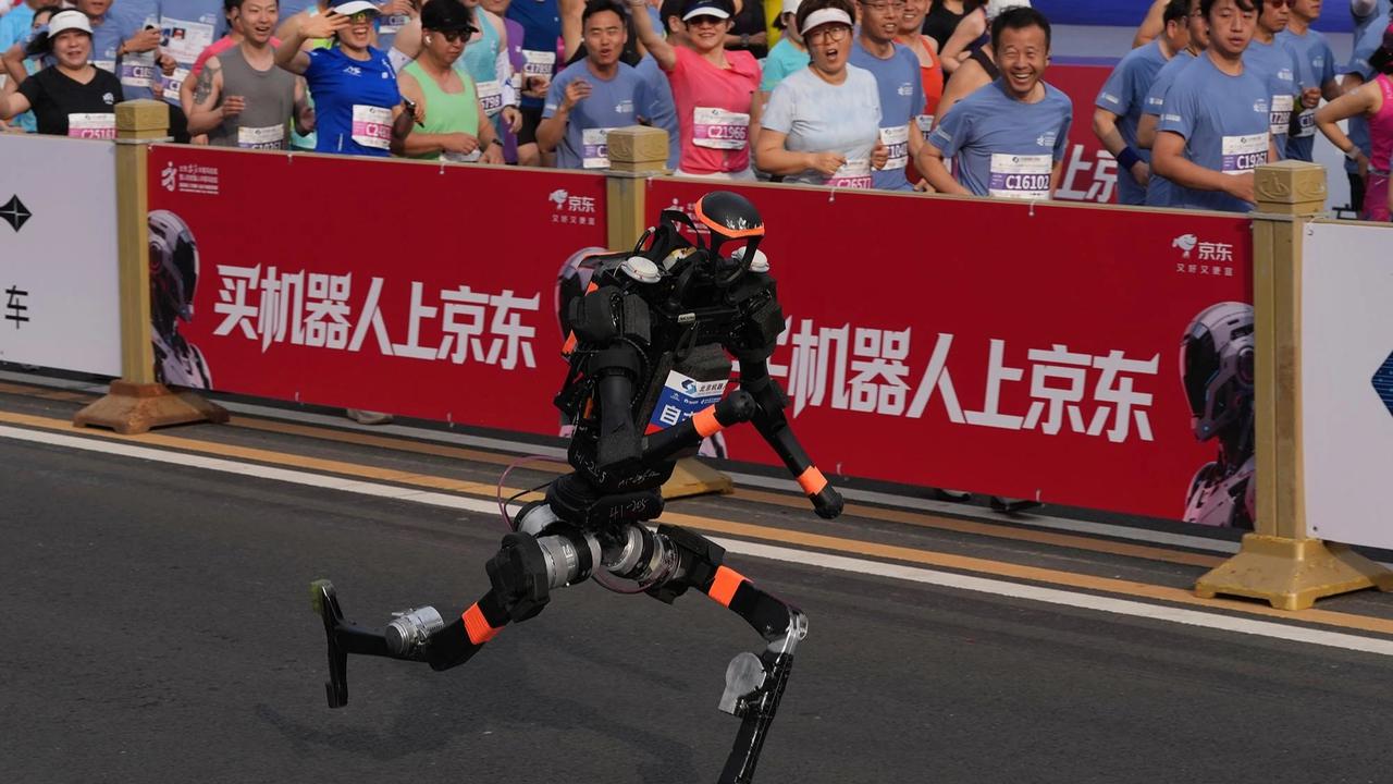 FOTO: Robot Humanoid Unjuk Kecepatan di Ajang Lari Marathon Beijing