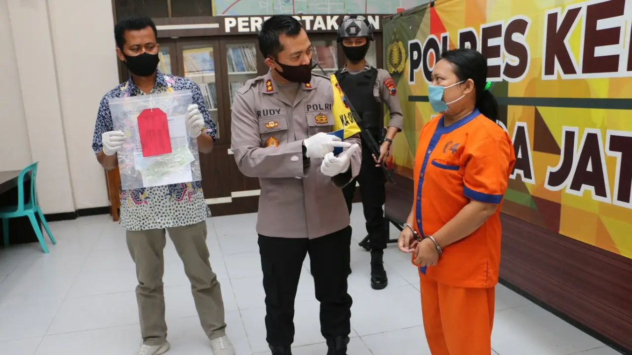 Emak-Emak di Kebumen tega menipu dengan modus investasi katering nyaris Rp1 miliar. (Foto: Liputan6.com/Polres Kebumen)