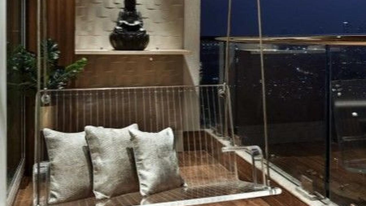 Desain Balkon Terbuka dengan Kursi Gantung