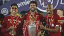 Pemain Liverpool, Roberto Firmino, Alisson Becker dan Fabinho, saat merayakan trofi juara Premier league 2019-2020 di Stadion Anfield, Kamis (23/7/2020) dini hari WIB. Prosesi angkat trofi juara ini dilakukan usai pertandingan Liverpool melawan Chelsea. (AFP/Phil Noble/pool)