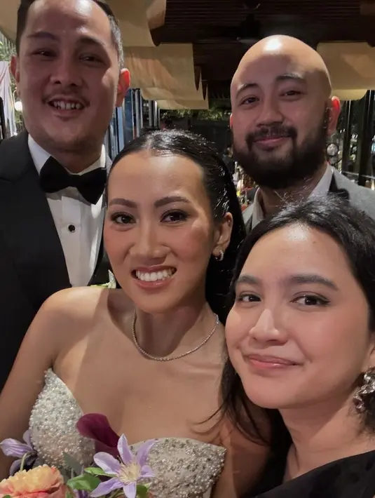 Berfoto sembari pamer senyuman manis, ini potret kebersamaan Rachel Amanda dan suami bareng sahabatnya. Sahabat resmi melepas masa lajang dan menyusul dirinya, kebahagiaan tentunya dirasakan oleh bintang film Dua Garis Biru ini. Amanda pakai dress hitam dan sahabatnya pakai gaun putih, keduanya tampak selaras menciptakan warna monokrom di momen foto tersebut. (Liputan6.com/IG/@auroramanda95)