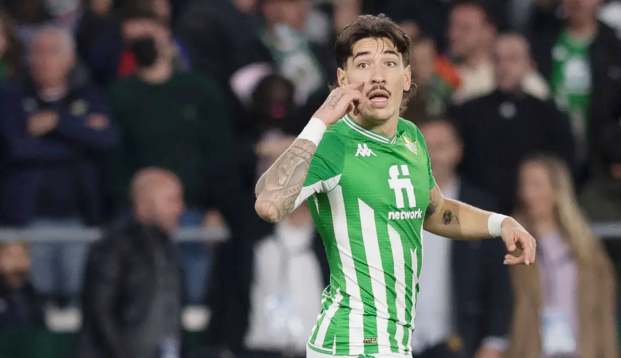 Hector Bellerin - Bek sayap Real Betis ini ternyata juga eksis sebagai YouTuber dengan berbagi video kesehariannya dan juga podcast. Pemain asal Spanyol itu dapat meng-upload video 4 hingga 5 video setiap bulannya. (AFP/Jorge Guerrero)