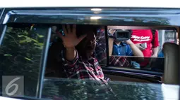 Cawagub DKI Jakarta Djarot Saiful Hidayat melambaikan tangan usai menggelar konferensi pers terkait penetapan tersangka Bareskrim kepada Ahok, Jakarta, Rabu (16/11). Djarot memuji sikap jiwa besar yang dimiliki Ahok. (Liputan6.com/Faizal Fanani)