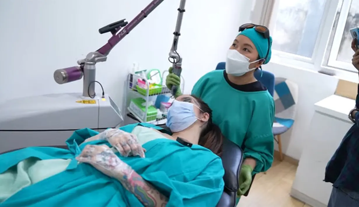 Sheila Marcia (Youtube/Sheila Marcia & AwesomeFam)