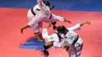 Atlet kempo Bali melakukan jurus bantingan saat tampil untuk kelas embu beregu putri pada PON XIX Jawa Barat di GOR Sasana Budaya Ganesha, Bandung, Selasa (27/9/2016). (Bola.com/Vitalis Yogi Trisna)