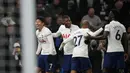 Pemain Tottenham Hotspur Son Heung-min (kiri) merayakan dengan rekan setimnya usai mencetak gol ke gawang Crystal Palace pada pertandingan sepak bola Liga Inggris di White Hart Lane, London, Inggris, Minggu (26/12/2021). Tottenham Hotspur menang 3-0. (AP Photo /Alastair Grant)