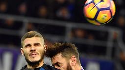 Striker Inter Milan, Mauro Icardi, berduel dengan pemain Fiorentina, Gonzalo Rodriguez, pada laga pekan ke-14 Serie A di Giuseppe Meazza, Senin (28/11/2016). (EPA/Daniel Dal Zennaro)