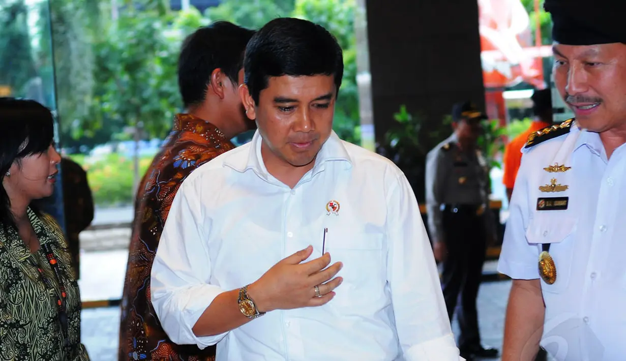 Menteri Pendayagunaan Aparatur Negara dan Reformasi Birokrasi, Yuddy Chrisnandi terlihat hadir di kantor pusat Badan SAR Nasional di Jakarta, Senin (29/12/2014). (Liputan6.com/Faisal R Syam) 