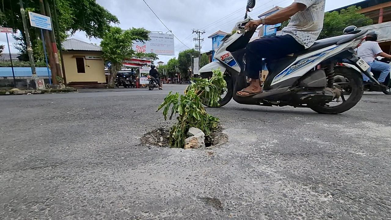 Warga Wonosari kesal jalan dilubangi