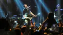 Di atas panggung, Owl City terlihat intim bersama barisan penonton yang memadati Rolling Stone Cafe, Jakarta, Senin (11/5/2015). (Liputan6.com/Panji Diksana) 
