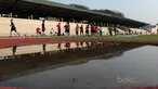 Suasana sesi latihan fisik atlet Taekwondo di GOR Rawamangun, Jakarta, (12/7/2017). (Bola.com/Nicklass Hanoatubun)
