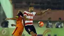 Pemain depan Madura United, Luis Carlos Ceatano (kanan) berebut bola dengan Asri Akbar (PBFC) saat laga 8 besar PIala Presiden 2017 di Stadion Manahan Solo, Sabtu (25/2). PBFC unggul adu penalti 5-4 (0-0). (Liputan6.com/Helmi Fithriansyah)