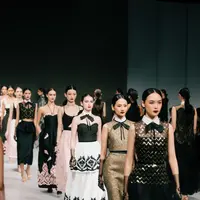 Dalam presentasi koleksi terbaru lini SEBASTIANred bertajuk “EQUILIBRIUM” untuk musim Ready-to-Wear Deluxe 2025/2026, keduanya kembali membuktikan kematangan desain mereka dalam memadukan kekuatan kontras, antara hitam dan putih, maskulin dan feminin, kelembutan dan ketegasan. [Dok/Sebastian Red].