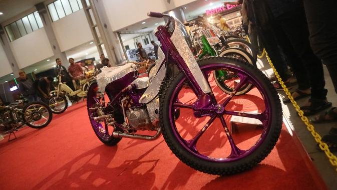 Sejumlah motor jenis bebek ikut tampil di gelaran Kostumfest 2018 yang digelar di Jogja Expo Center, Yogyakarta, 6-7 Oktober 2018. (Herdi Muhardi)
