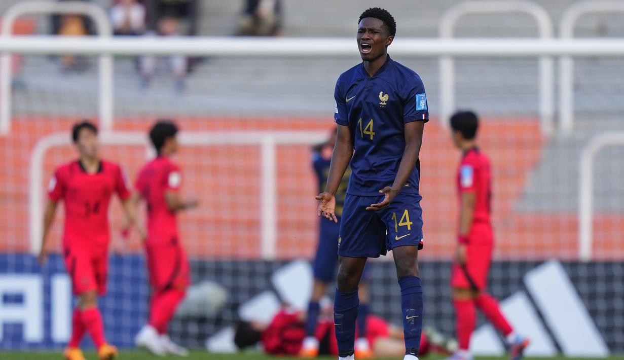 Reaksi kecewa bek Timnas Prancis U-20, Cheick Keita setelah Wilson Odobert gagal memanfaatkan peluang di depan gawang Korea Selatan pada laga Grup F Piala Dunia U-20 2023 di Malvinas Argentinas Stadium, Mendoza, Argentina, Selasa (23/5/2023) dini hari WIB. (AP Photo/Natacha Pisarenko)