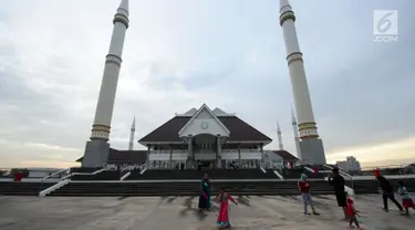 Beberapa warga berjalan-jalan di sekitar halaman Masjid Raya KH Hasyim Asyari Jakarta, Senin (29/5). Di hari ketiga Ramadan belum nampak kegiatan menonjol yang diadakan saat menanti datangnya waktu berbuka puasa. (Liputan6.com/Helmi Fithriansyah)