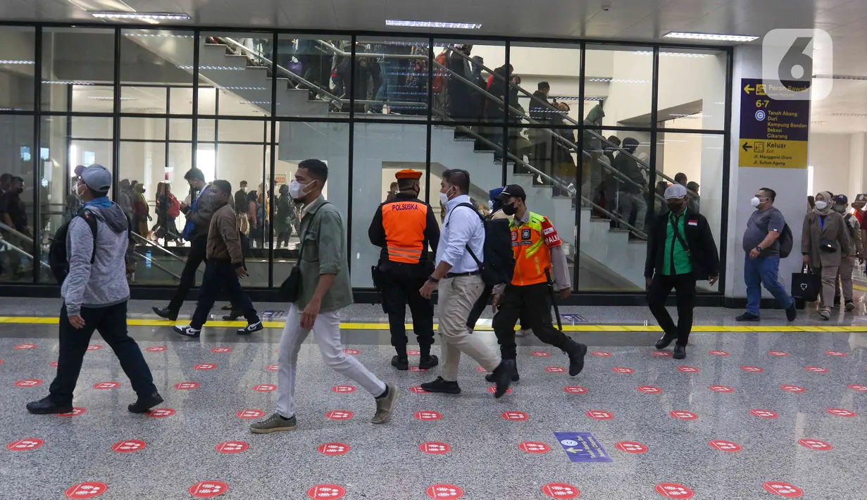 Penumpang KRL Commuterline transit (berpindah tujuan kereta) di stasiun transit Manggarai, Jakarta, Senin (30/5/2022). Perubahan rute baru kereta rel listrik yang diberlakukan pada Sabtu, 28 Mei 2022 lalu dikarenakan proses Switch Over ke 5 penataan lintas kereta api di  Stasiun Manggarai. (Liputan6.com/Herman Zakharia)